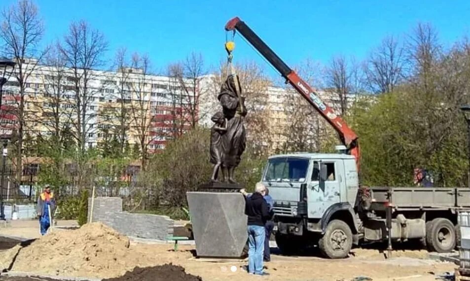 Новый памятник установят новости. Памятник солдатке Тольятти. Памятник ожидание солдата Тольятти. Парк Победы памятник солдатке Тольятти.