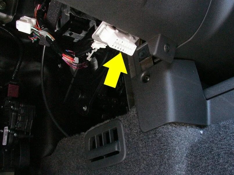 Elm327 obd2 в разъеме. Диагностический разъем елм 327 вилка. Схема obd2 разъема. Obd2 elm разъем. I20 разъем obd.