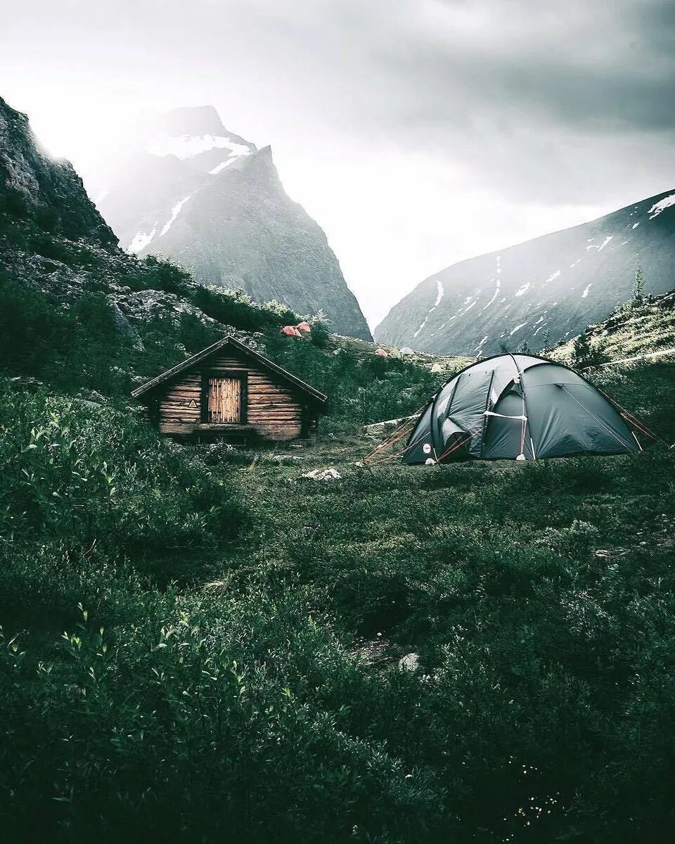 Mountains camping. Палатка в горах. Кемпинг в горах. Палаточный лагерь в горах. Красивая палатка.