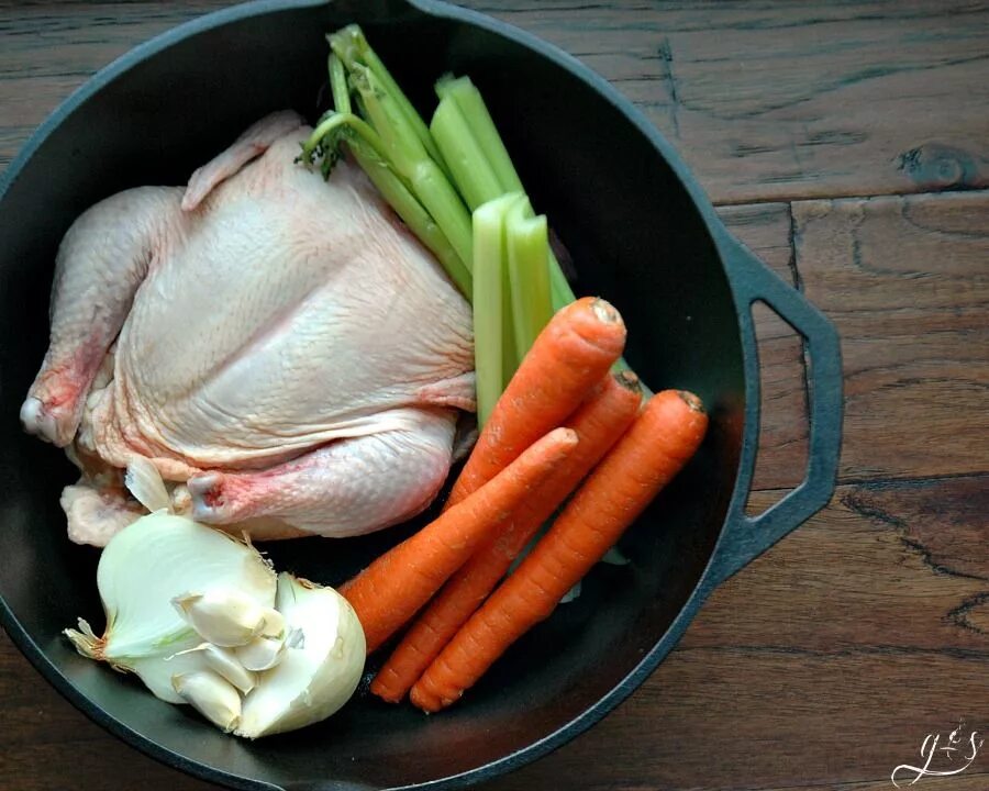 Вареная курица в холодильнике сколько. Вареная курица. Курица вареная домашняя. Вареная курица на тарелке. Отварная курица с овощами в кастрюле.