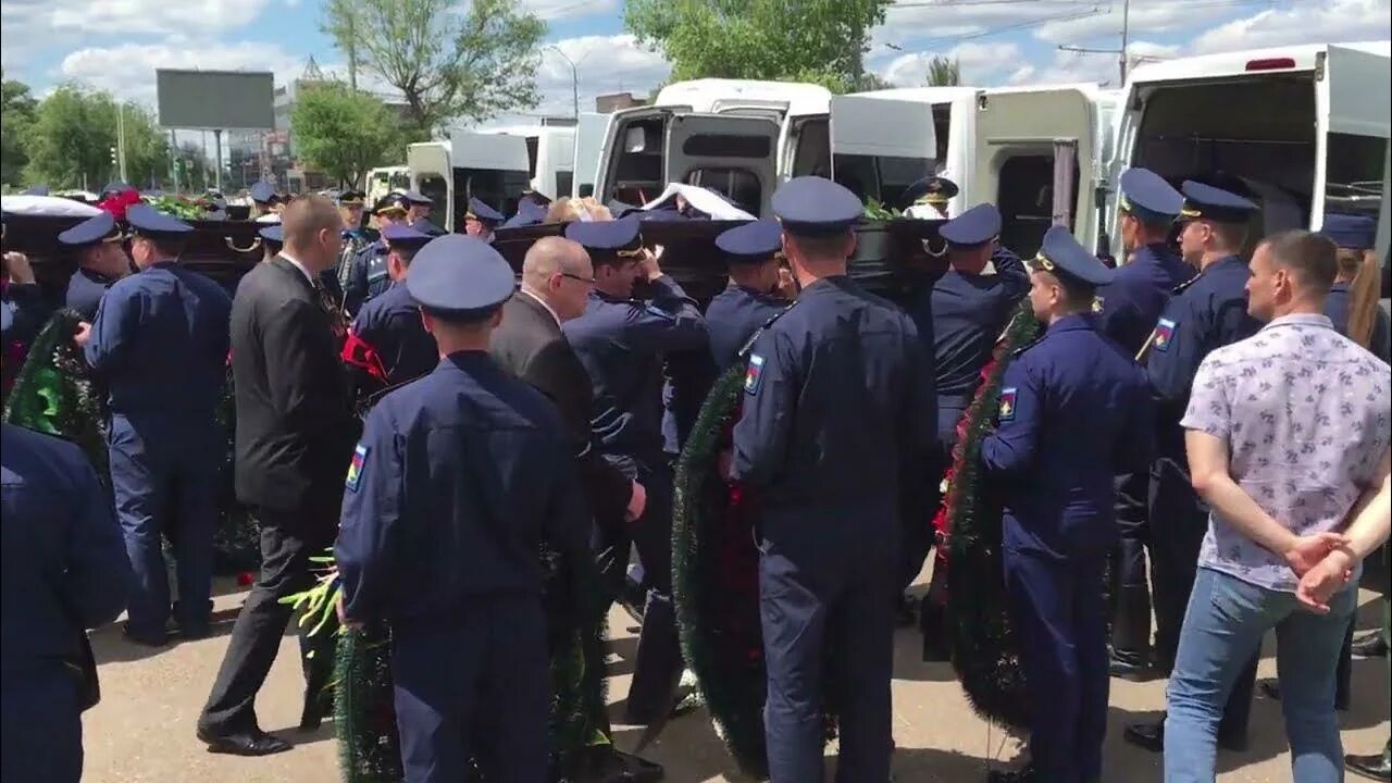 Прощание в твери с экипажем ил. Прощание с экипажем ил 76 в Оренбурге. Прощание с летчиками ил 76 Оренбург. Ил 76 Рязань прощание экипажа.