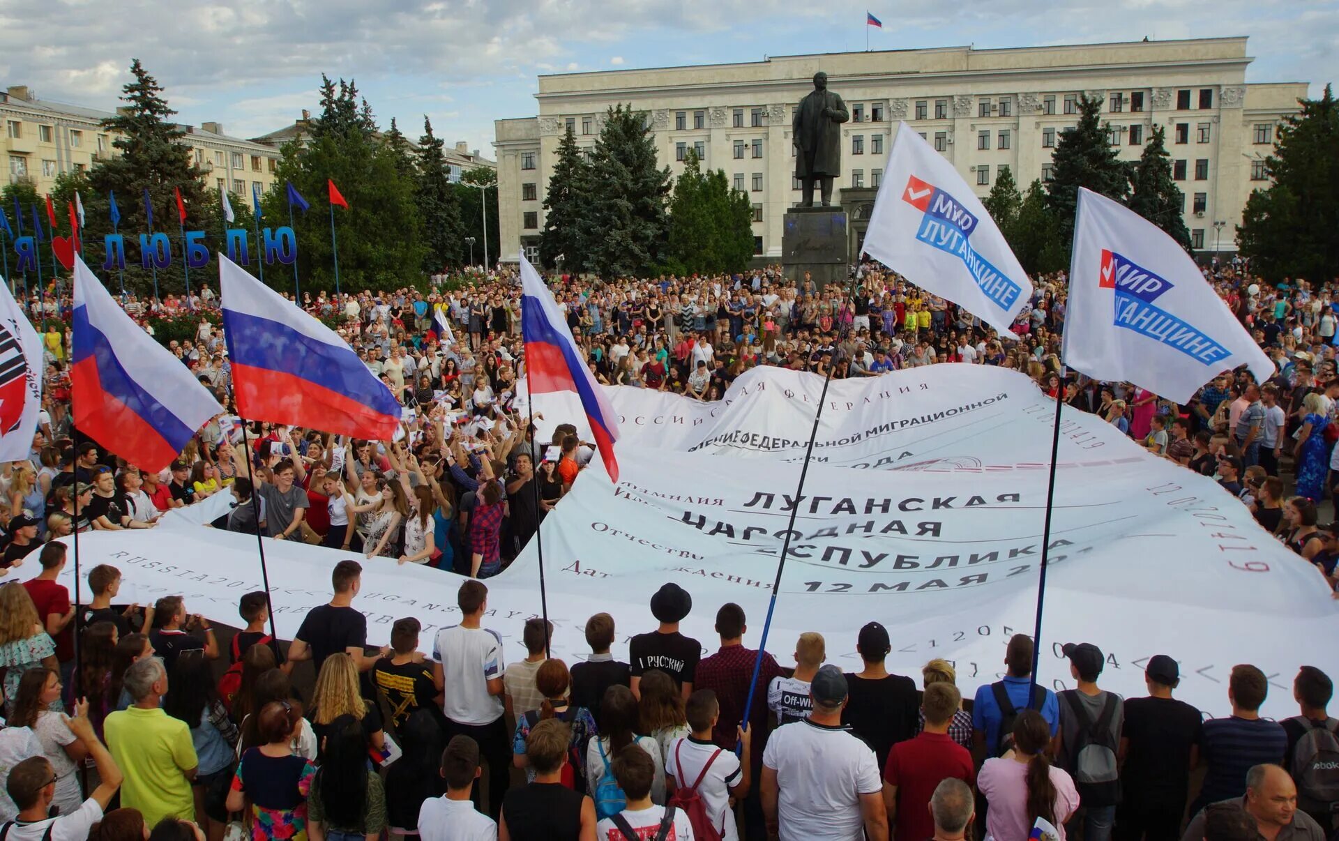 Май 2014 года, луганск. Население луганска на сегодня. Луганск население. Население луганска на сегодня. Луганск население 2014.