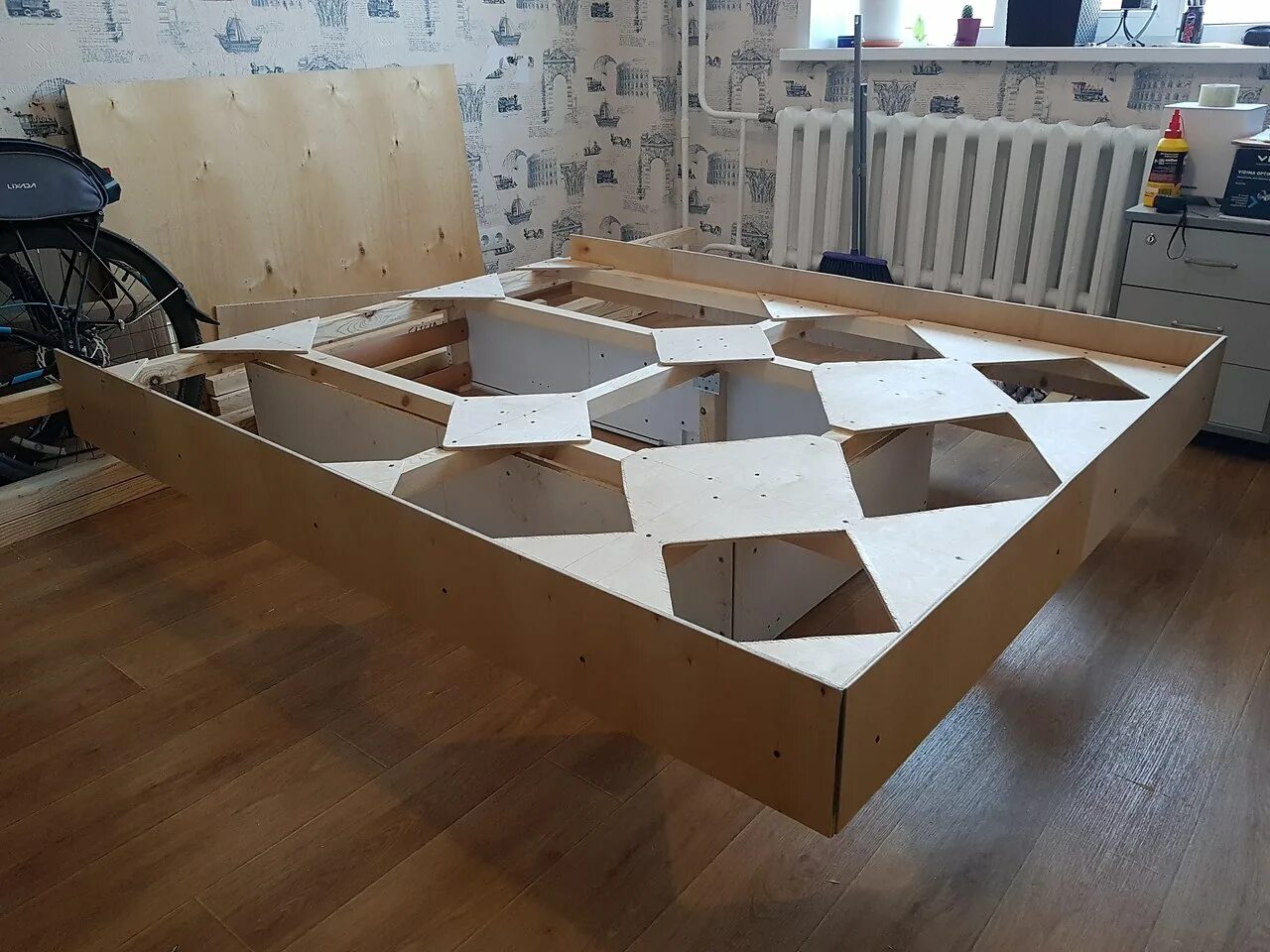 Парящая кровать из металла. Парящая кровать. Железный каркас для парящей кровати. Парящая кровать каркас. Парящая кровать конструкция.