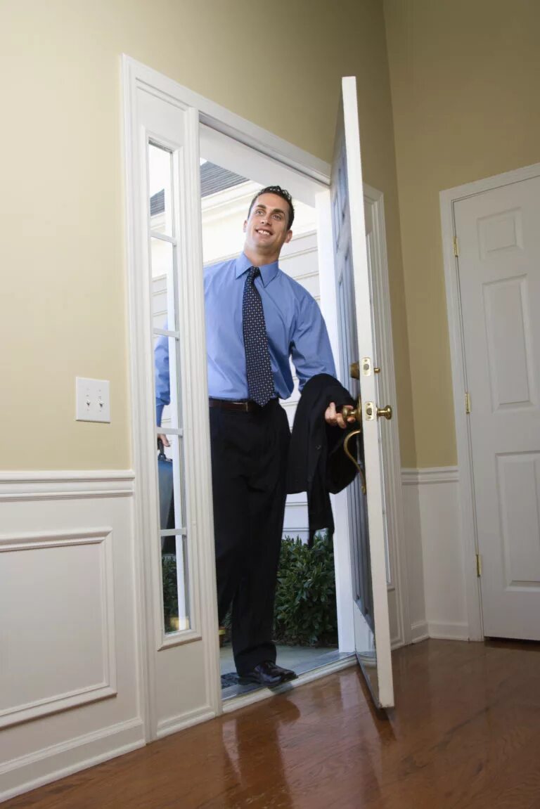 Открытая дверь в кабинет. Человек в дверном проеме. Человек у двери. Мужчина в дверях. Человек заходит в дом.