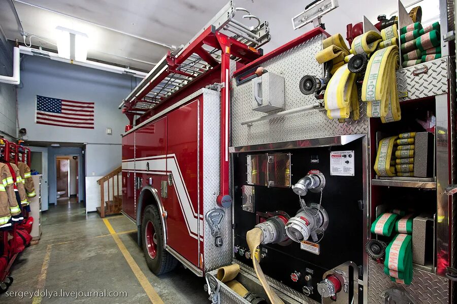 Гараж пожарного депо. Пожарное депо Fire Stations. Американская пожарная часть. Гараж "пожарная часть". Пожарное депо внутри.