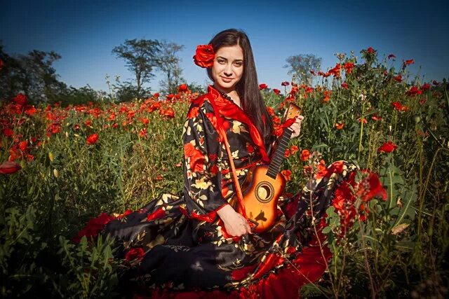 красивая девушка с гитарой. пение в живописи. фотосъемка в цыганском стиле. цыганские видеоклипы поет девочка. поет цыганская девушка.