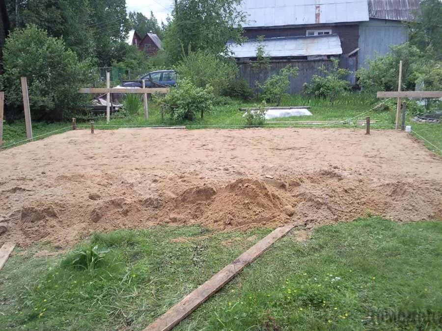 Подняло грунт. Грунт на участке. поднятие грунта на дачном участке. поднять участок на даче. поднять уровень земли на участке.