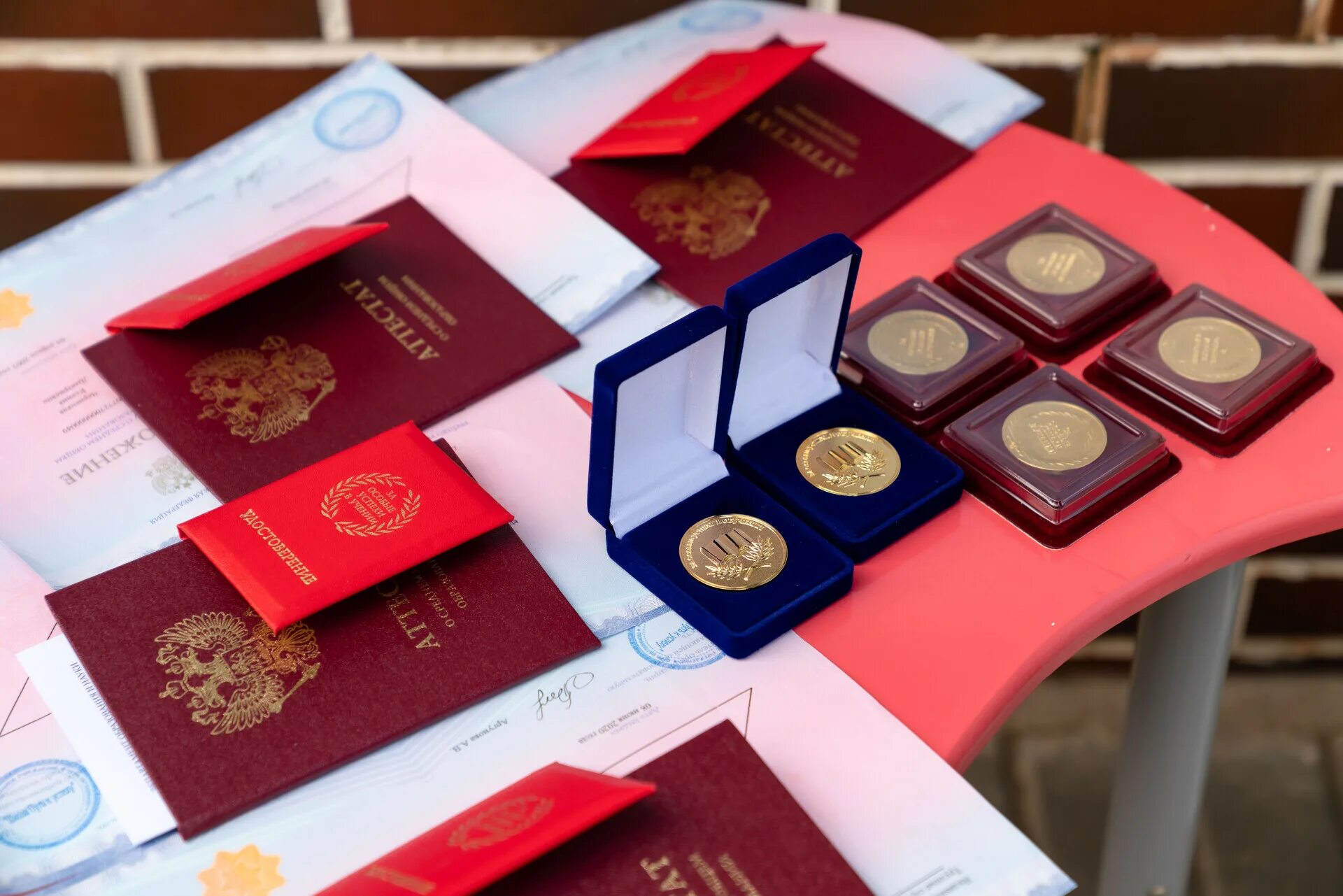 Аттестат с отличием и золотая медаль. Что нужно сделать чтобы получить медаль. Золотая медаль за особые успехи в учении. Окончил школу с золотой медалью. Золотая медаль за отличную учебу.