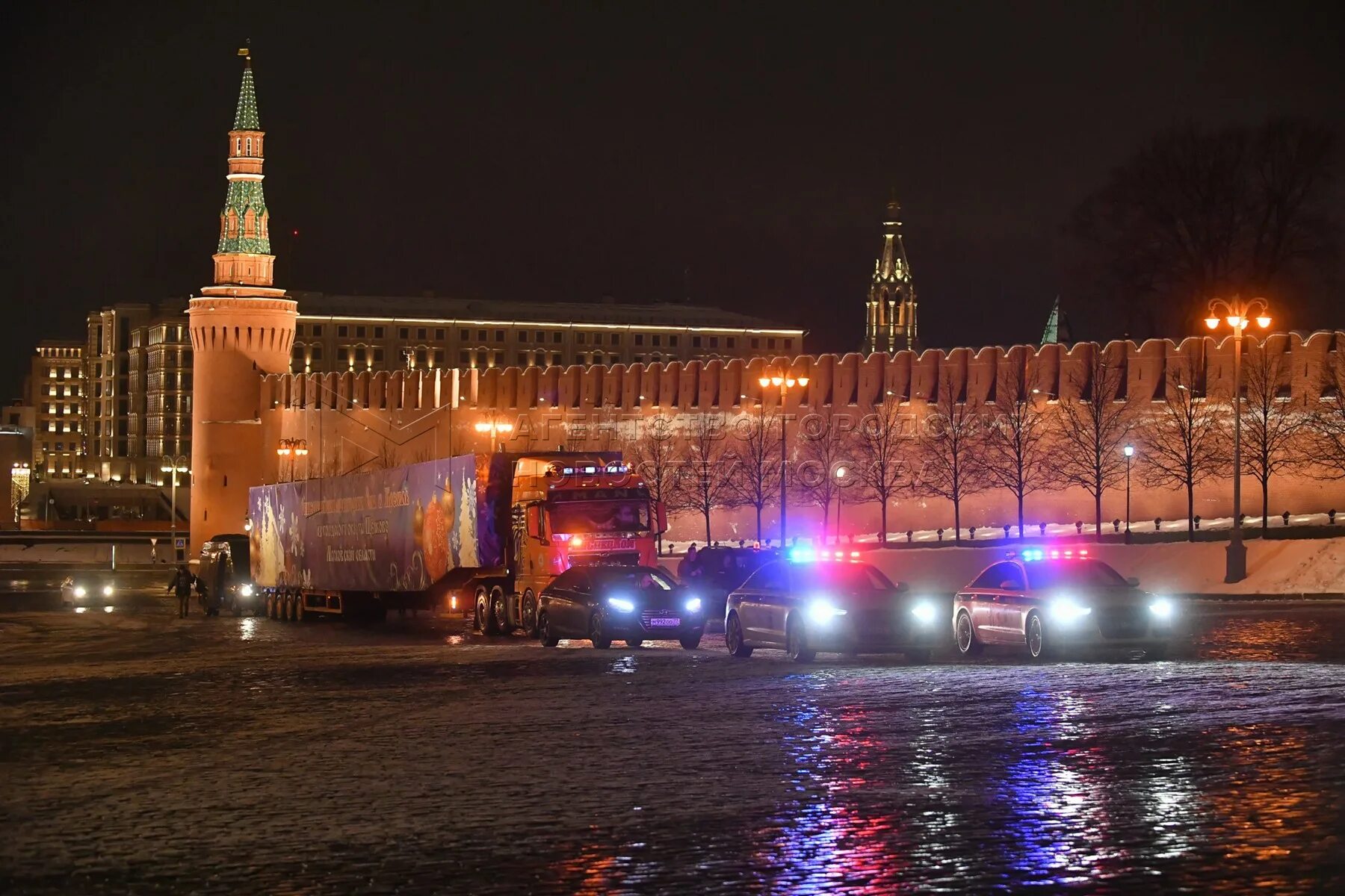 Агентство кремлевское. Соборная площадь Московского Кремля елка. Главная елка Москва Соборная площадь 2021 вечером. Сцена украшенная ёлками засннежеными Кремль. День России 2022 Кремль.