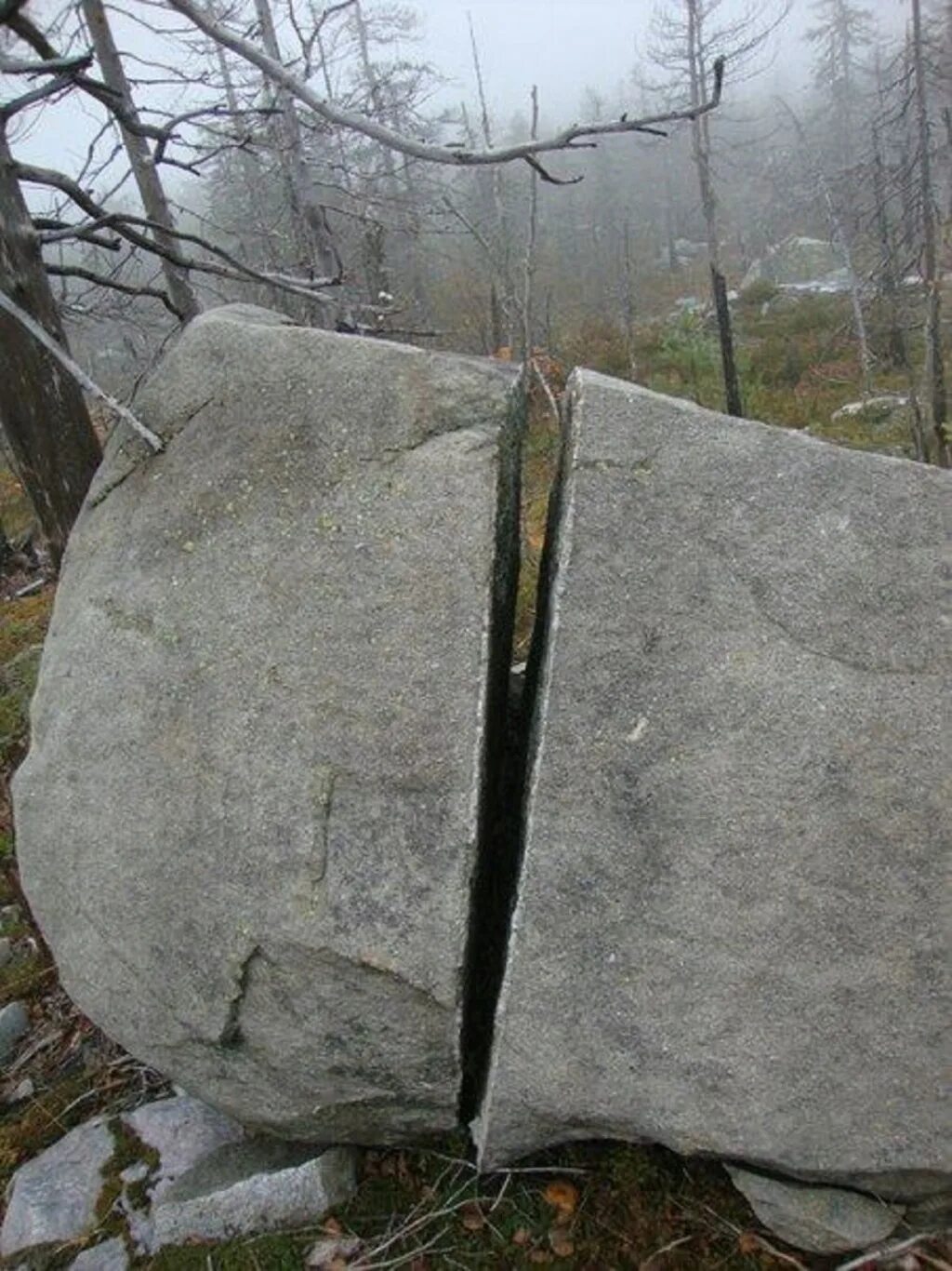 Груда камней. Большие каменные глыбы. Завал камней. Напал камень. Человек с кирпичом в руке.