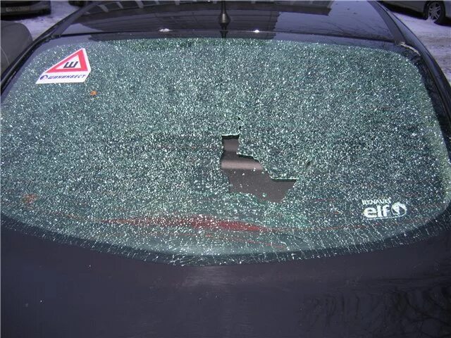 Разбитое заднее стекло. Стекло заднее автомобильное. Приора разбитым лобовым стеклом. Разбитое заднее стекло. Разбитое заднее стекло.