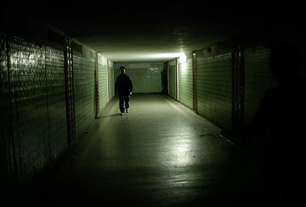 подземный тоннель. темные переходы. темные переходы. мрачный подземный переход. страшный туннель.