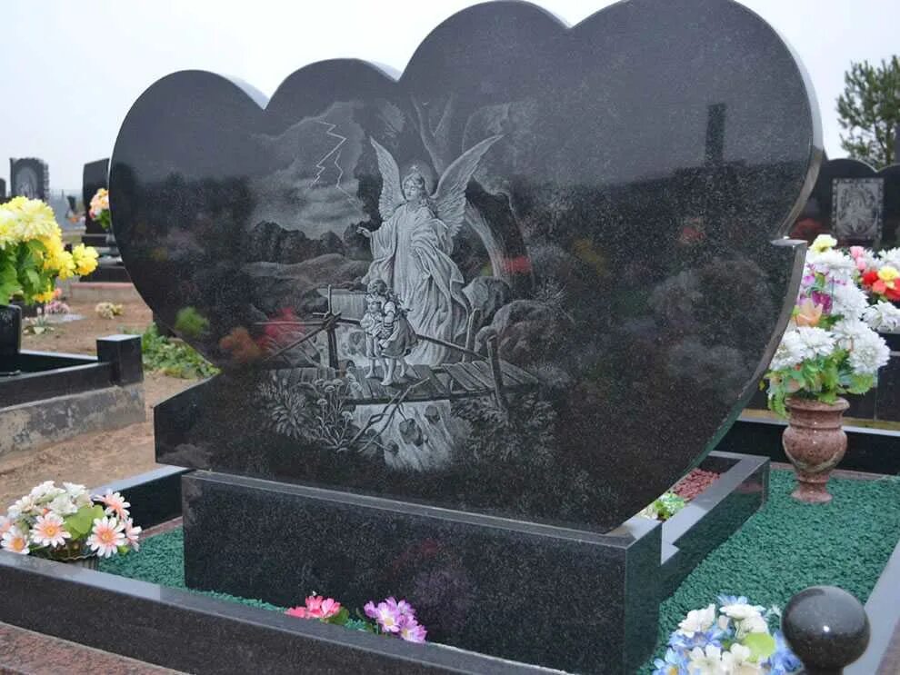 Фото на памятники на могилу какие. Памятники из карельского гранита в Перми Северное кладбище.