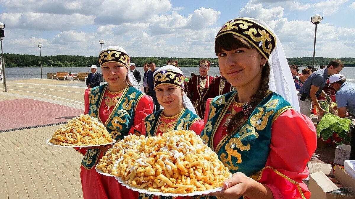 Россия будет татарской. Татарский Чак Чак Сабантуй Казань. Татарстан праздник Сабантуй. Башкирский Чак Чак Сабантуй. Национальное блюдо Татаров Чак Чак.