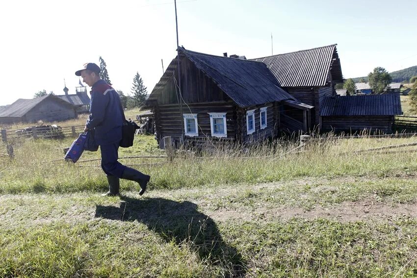 Почтальон в селе. Почтальон в деревне. почтальонка деревня. курьер в деревне.