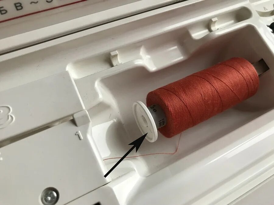Почему швейная машинка не захватывает нить