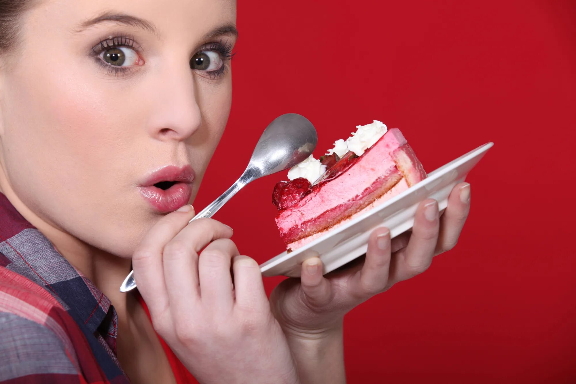 Женщина десерт. Люди едят сладости. Девушка с пирожным. Девушка ест пирожное.