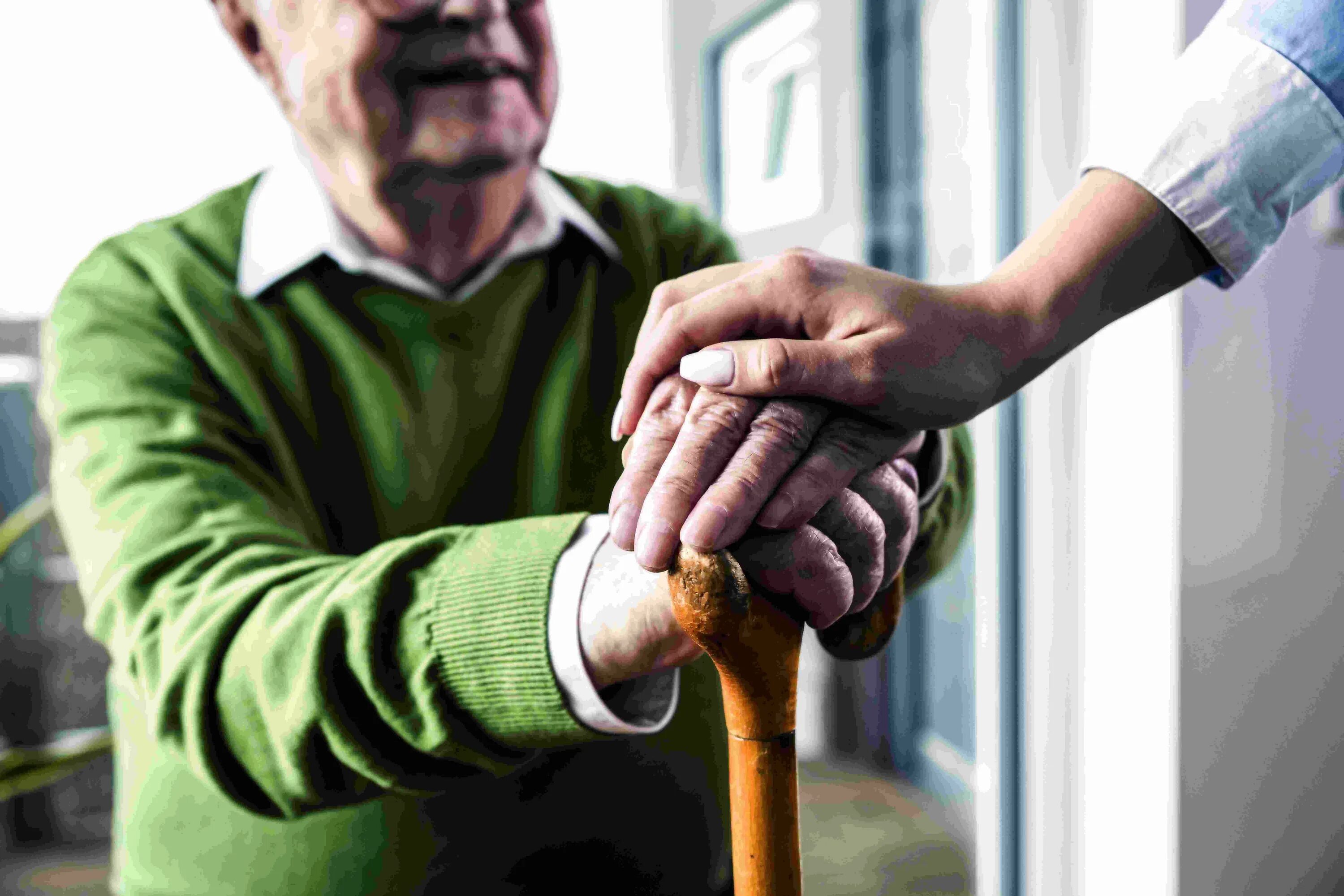 Забота о стариках. Помогать пожилым людям. Социальная помощь пожилым людям. Поддержка пожилых людей. Социальный сайт пенсионеров