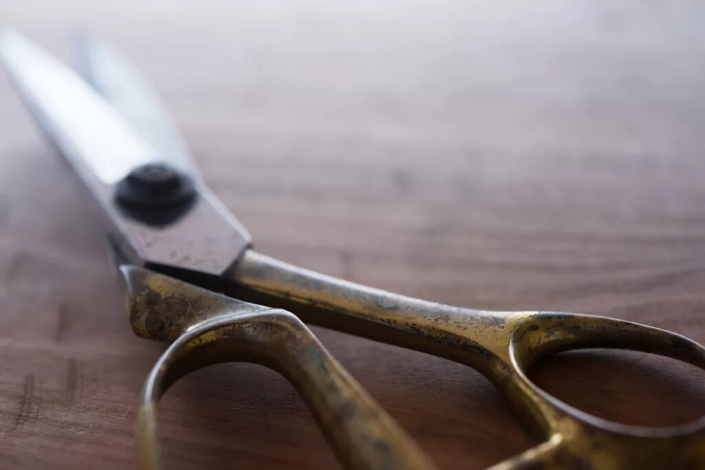 Ножницы приметы. Ножницы в руке согнутой. Упали ножницы примета. Пулевые ножницы в руках. Примета ножницы на полу.