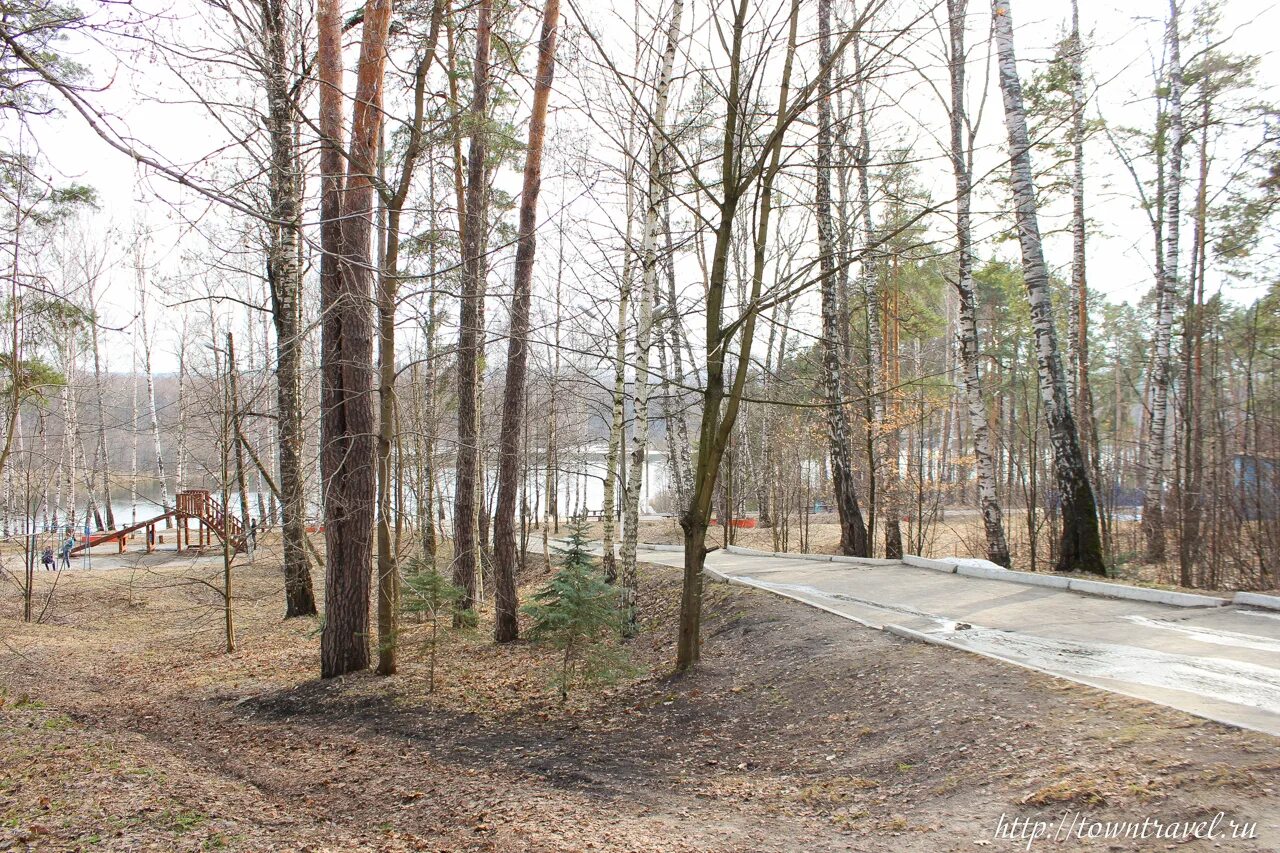 Красная Горбатка Надречный парк землянина