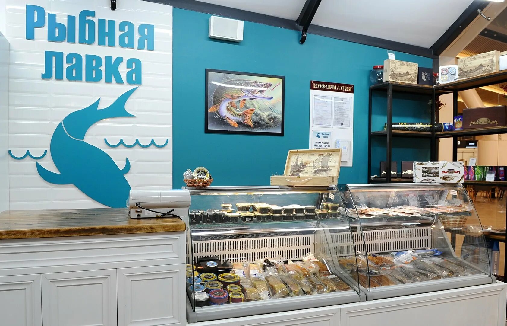 Рыбный отдел в магазине. Рыбный магазин гаджиево. Витрина рыбного магазина. Рыбный магазин в европе. Выкладка рыбы на витрине в магазине.