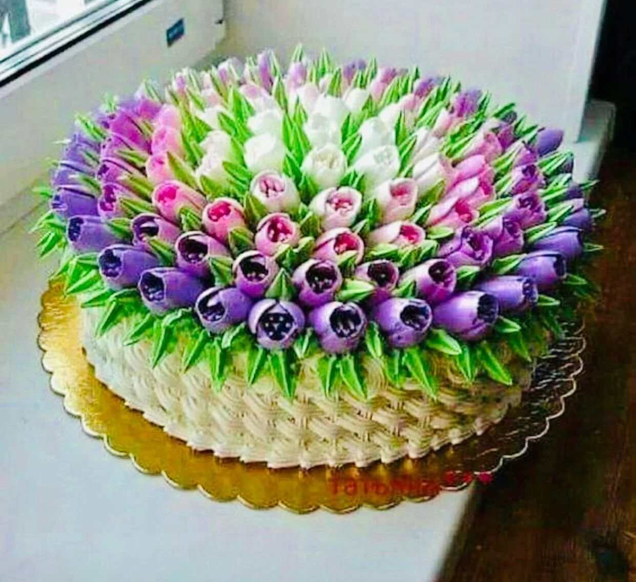 День рождения женщине в домашних условиях. Торт с тюльпанами. Торт корзина с тюльпанами. Кремовый торт корзина с тюльпанами. Торт корзина с цветами тюльпаны.