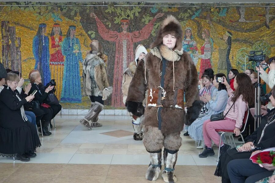 На фото выставке представлено. Жители Якутии. Теплая одежда в Якутии. Историческая ярмарка. Таатта выставка.