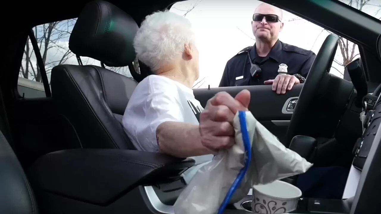Остановитесь бабушки. Старушка и полицейский. Старушки с дорогой машиной. Бабка останавливает машину. Бабушка гангстер.