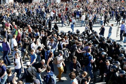 Стоит толпа все на местах