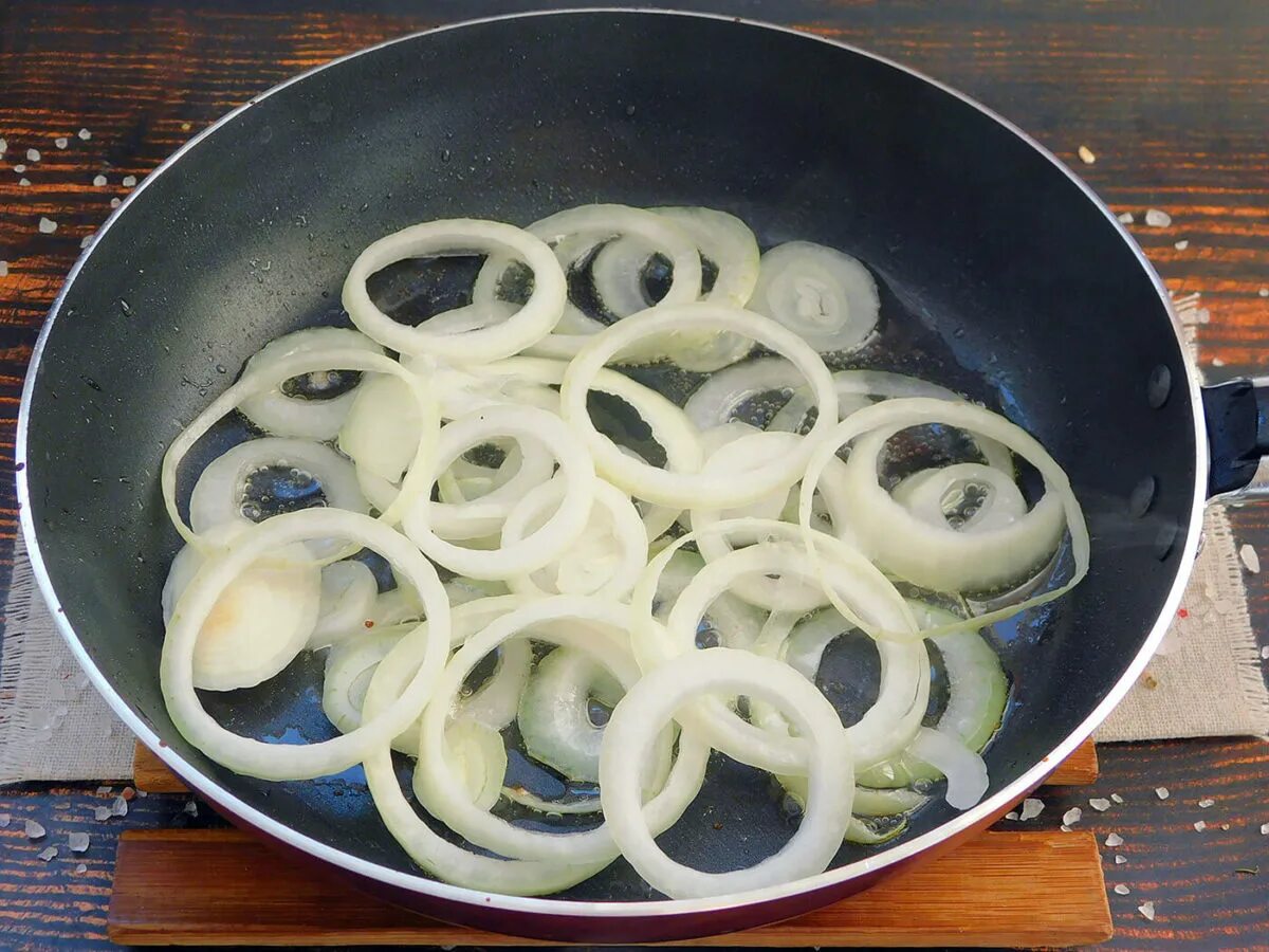 Луковые кольца на сковороде. Лук кольцами. Лук кольцами жареный на сковороде. Нарезанный лук в сковороде.