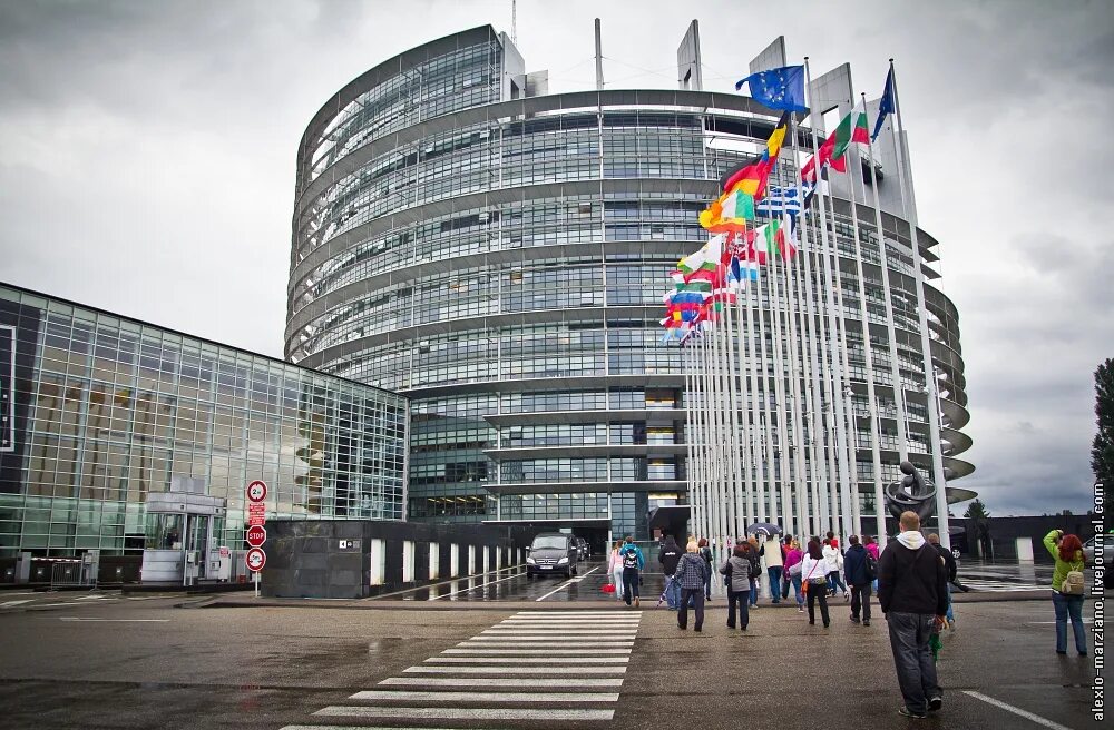 Здание ЕС В Брюсселе. Европейский Союз штаб квартира в Брюсселе. Штаб квартира ООН В Брюсселе. Здание европейского парламента в Брюсселе.