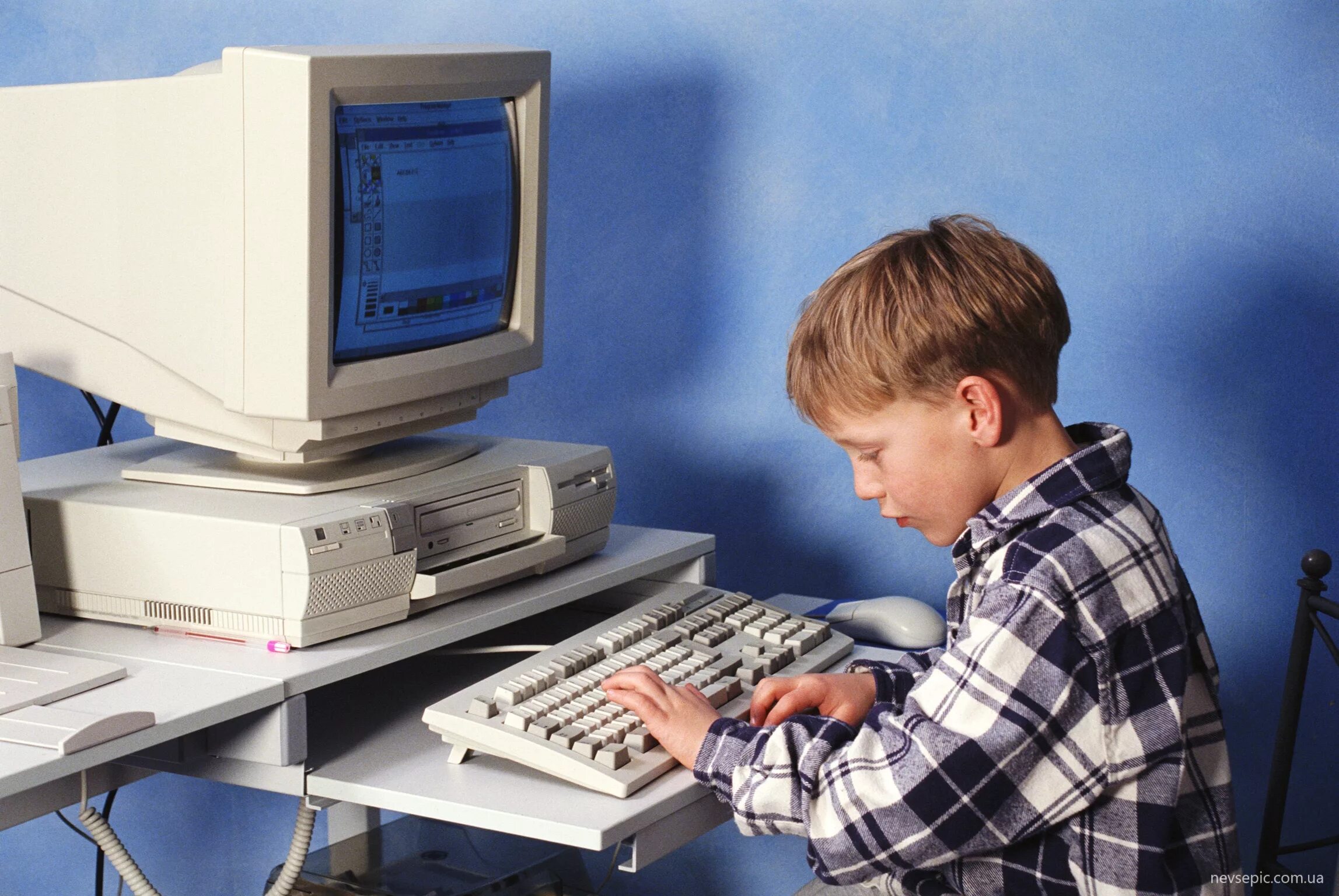 Тоже компьютер. Старый комп и человек. Человек за старым компьютером. Компьютерный мальчик. Старый компьютер дети.