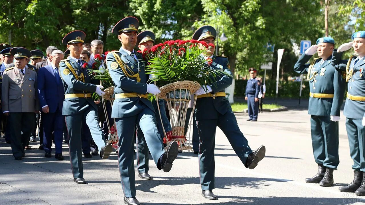 7 мая казахстан день. День защитника Отечества Казахстан. 7 Мая праздник. 7 Мая день защитника Отечества. 7 Мая праздник в Казахстане.