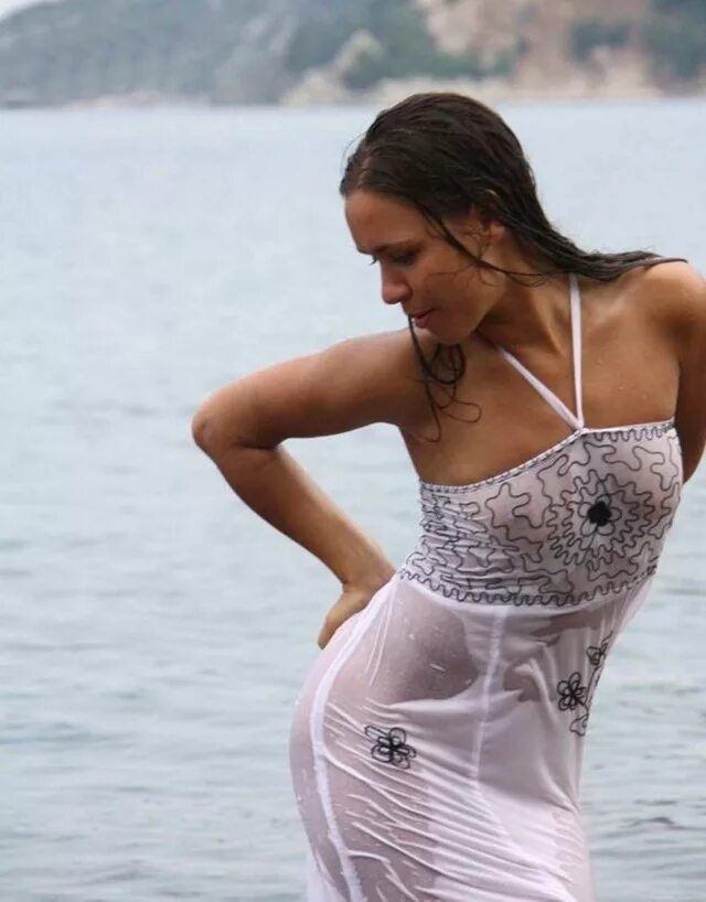 Почему мокрое платье становится узко. Девушка в мокром платье с мужчиной. Блондинка в мокром платье. Мокрое платье. Красивые девушки в воде.