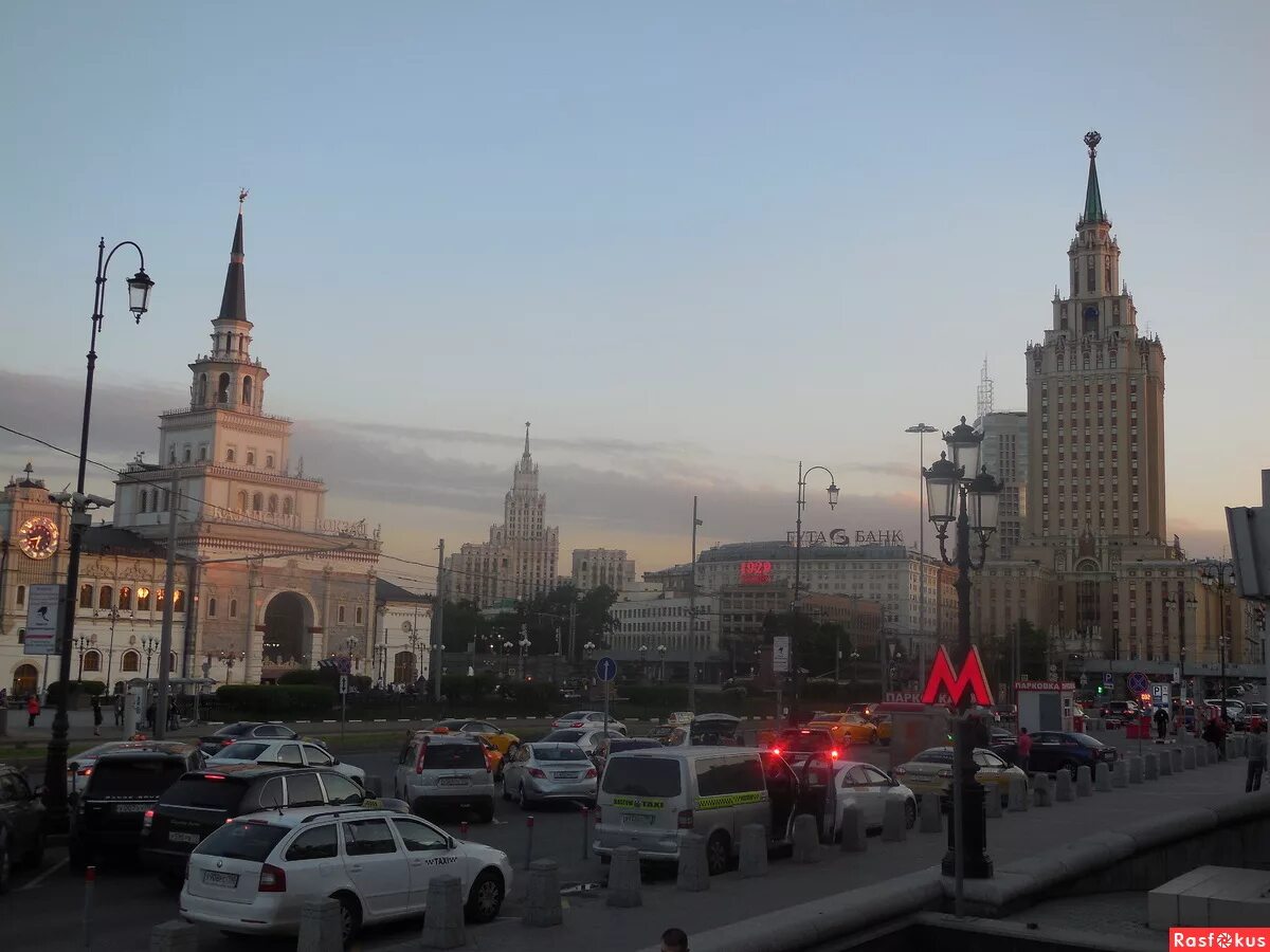 Московские 3 вокзала. Площадь 3 вокзалов в Москве. Площадь трех вокзалов 2022. Комсомольская площадь 3 вокзала. Мариот площадь трех вокзалов.