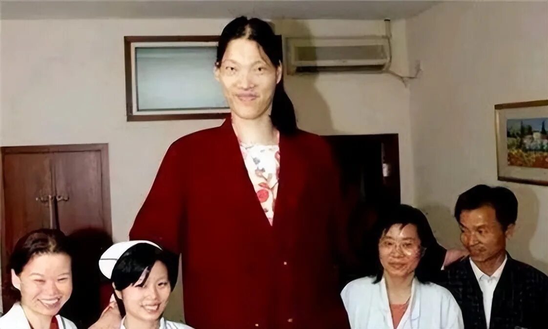 Яо Дефен. Яо Дефен (Китай) — 233 см. Чжан Цзюньцай и Яо Дефен. Девочки гиганты китайцы. Far tall
