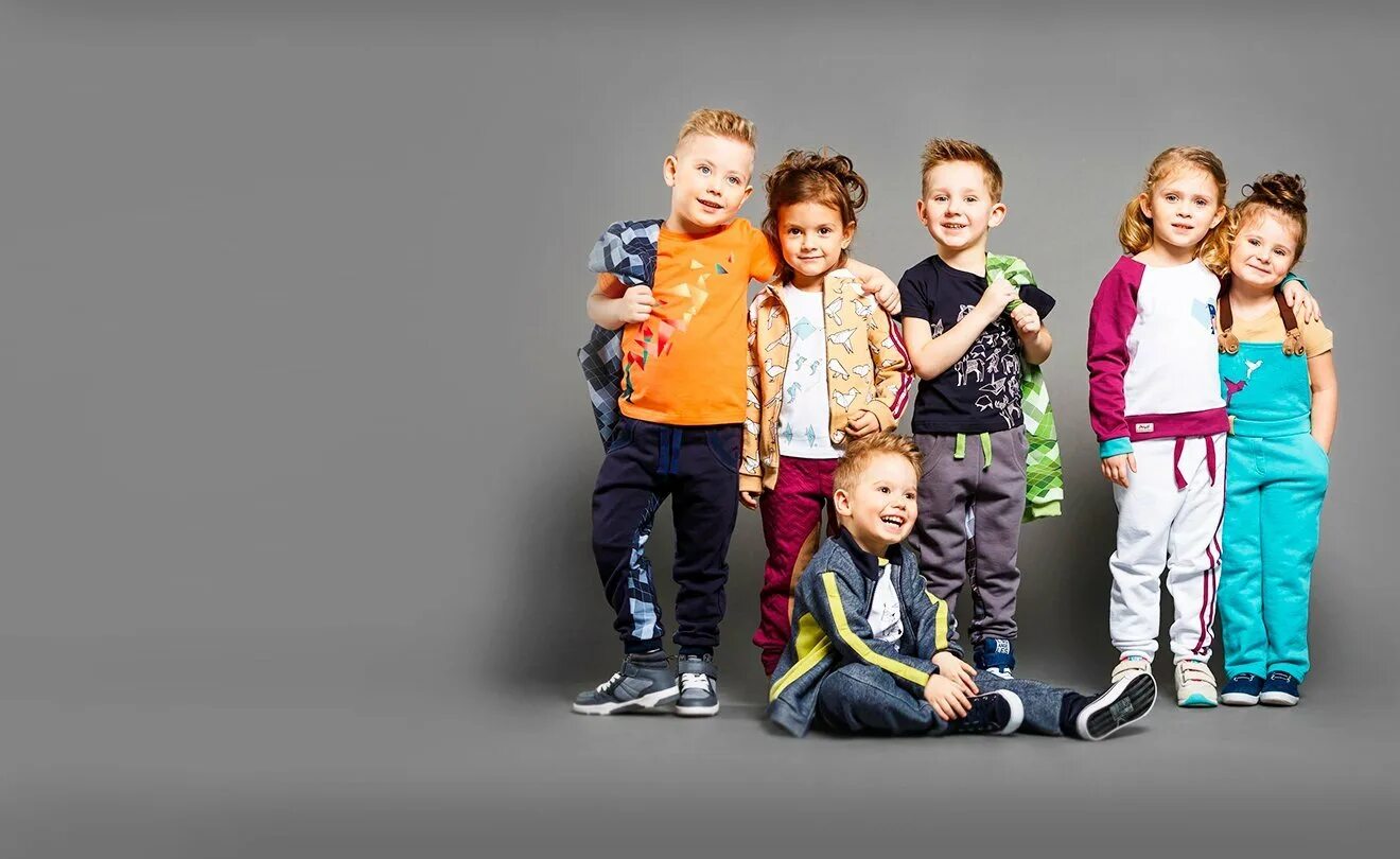 товары для детей и подростков. детская одежда и обувь реклама. товары для малышей. много канцелярии. детская одежда.