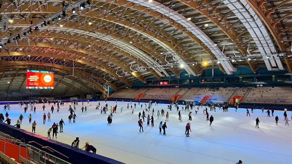 Ледовый дворец Кузбасс в Кемерово. Кемерово конькобежный стадион. Ледовый дворец Кузбасс дети Азии. Ледовая конькобежная Арена Кузбасс. Ледовый дворец кемерово сайт