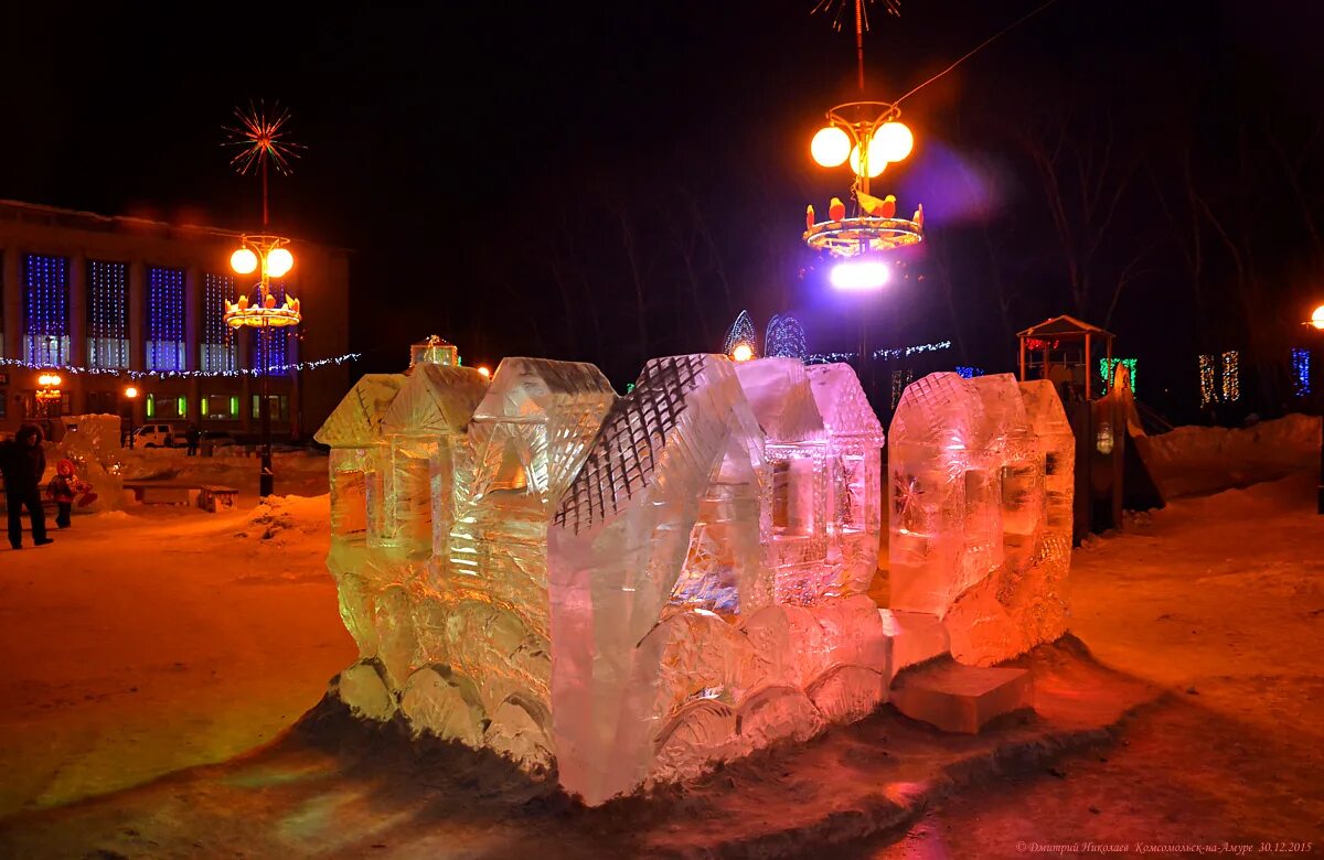 Комсомольск-на-амуре зимний городок 2022. Елка дк авиастроителей комсомольск. Городок на амуре. Театральная площадь зимний городок комсомольск-на-амуре. Драмтеатр в комсомольске зимний городок.