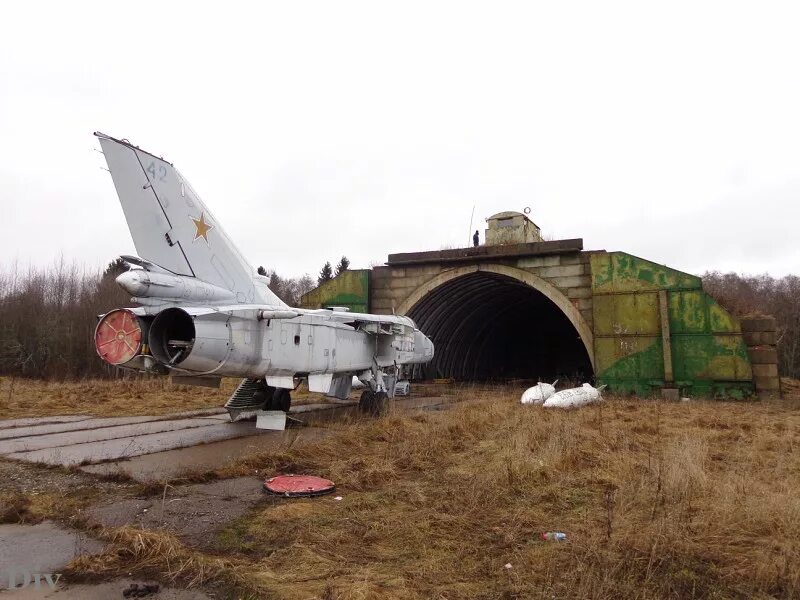 Погода в сиверской на неделю в ленинградской. Заброшенный аэродром Сиверский. Заброшенный военный аэродром (Сиверский). Заброшенный аэродром Ленинградская область Сиверский. Громово аэродром военный Ленинградская область.