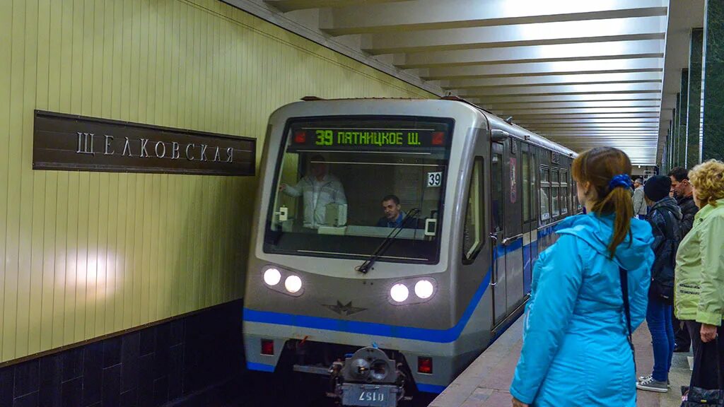 русич метро щёлковская. метропоезд r160. станция метро щёлковская арбатско покровская линия. русич на станции щелковская. станция щёлковская московского метро.