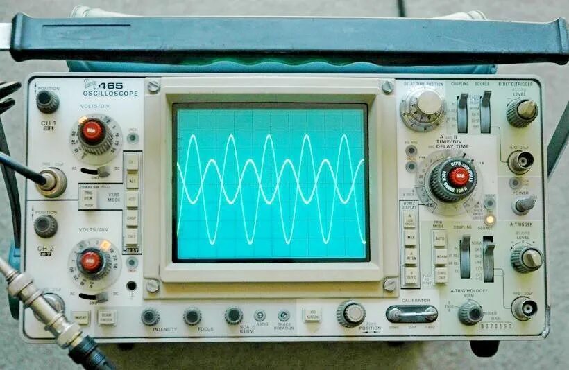 Регулировка осциллографа. Цифровые люминофорные осциллографы. электронно-лучевой осциллограф. экран электронно-лучевого осциллографа. осциллограф электроизмерительные приборы.