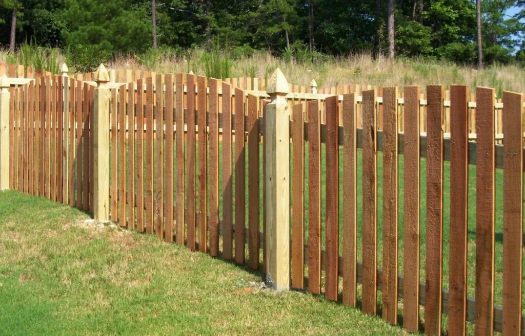 Деревянный забор. Забор из штакетника деревянного. Забюор из дерева. Ограждение из штакетника деревянного.