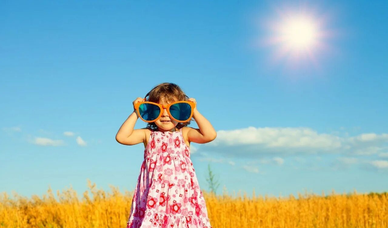 Жаркое лето приди. Лето солнце дети. Дети солнца. Солнце летом для детей. Лето солнце жара.