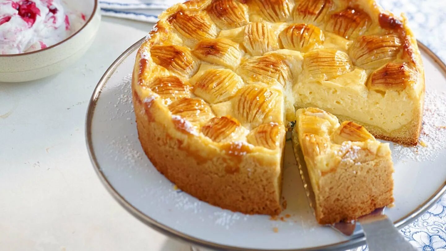 Шарлотка пошагово. Шарлотка с творогом и яблоками в духовке. Немецкая шарлотка. Творожная шарлотка пышная с яблоками в духовке. Шарлотка с яблоками на сметане.