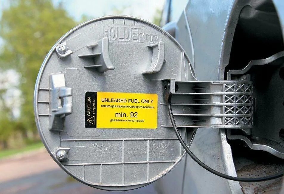 Что значит заправлять. Заправленная футболка у мужчин. Морочить голову фразеологизм. Заправить длинную футболку. Как заправить зажигалку zippo бензином.