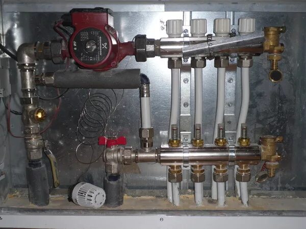 Теплый пол на обратку или подачу. Магистральный коллектор отопления viessmann. насос на теплый пол. коллектор с циркуляционным насосом. циркуляционный насос для коллектора теплого.