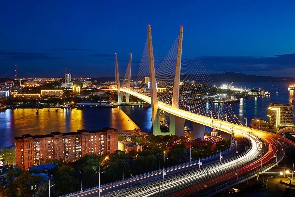 Владивосток является крупнейшим городом. Вантовый мост Владивосток золотой Рог. Золотой Рог Владивосток. Ночной Владивосток мост золотой Рог. Владивосток достопримечательности золотой мост.