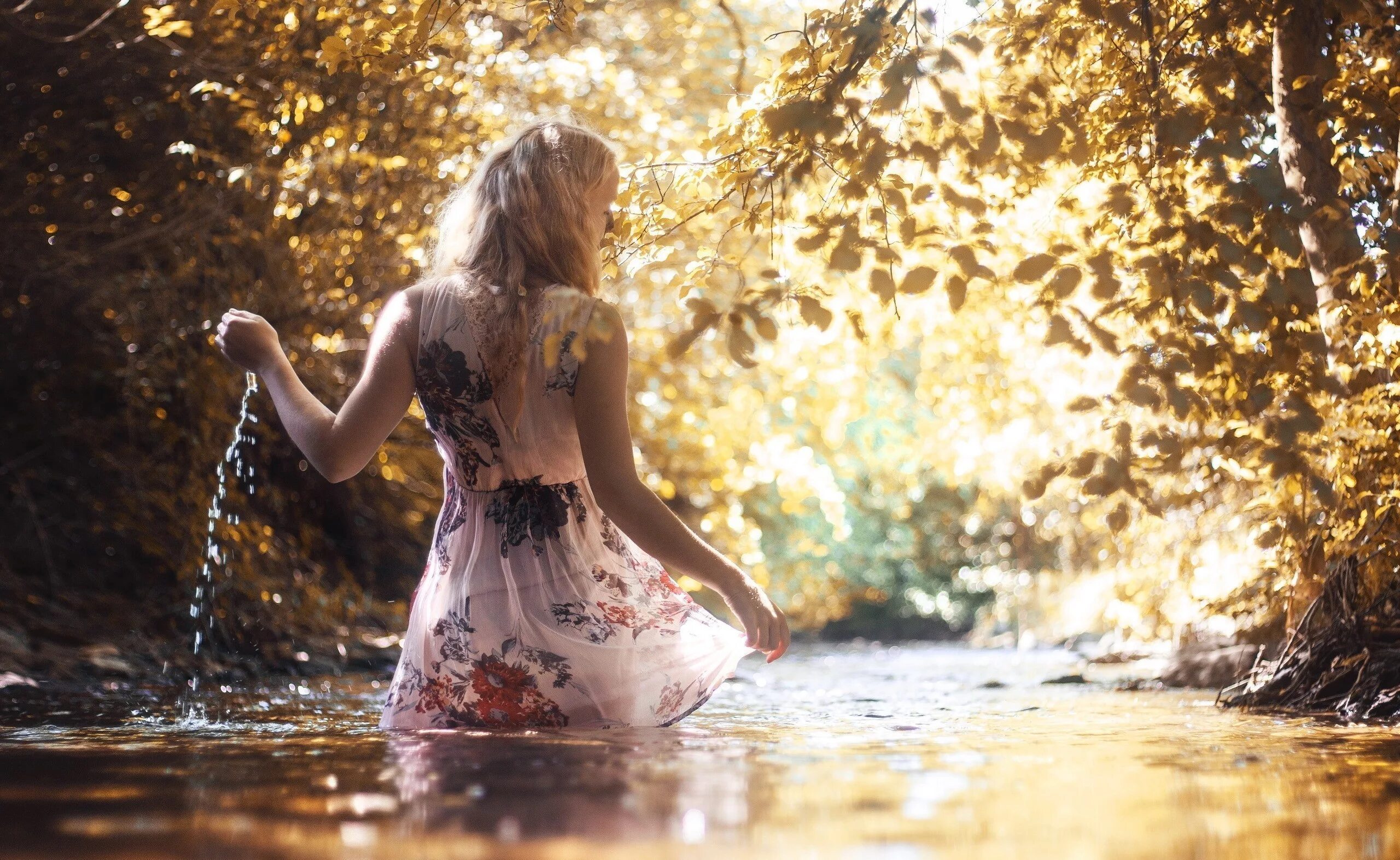 Девушка у реки. Фотосессия в воде. Девушки на речке. Девушка в брызгах воды.