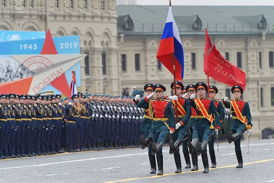 Где проходил первый парад. Знамя Победы на параде в Москве. Власовское Знамя на параде Победы в Москве. Парад на красной площади со знаменем Победы. 9 Мая парад Знамя Победы Москва.